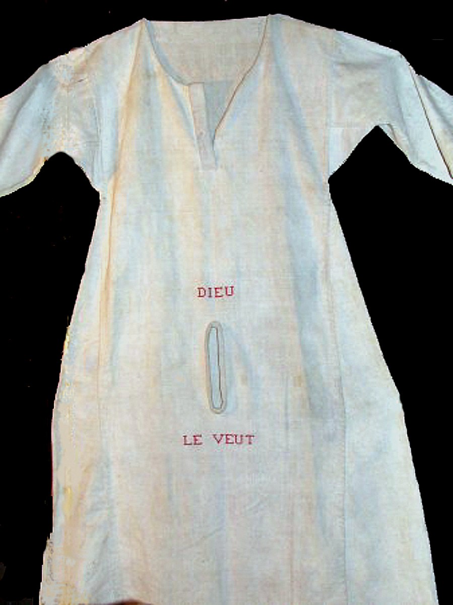 Chemise de nuit a pertuis