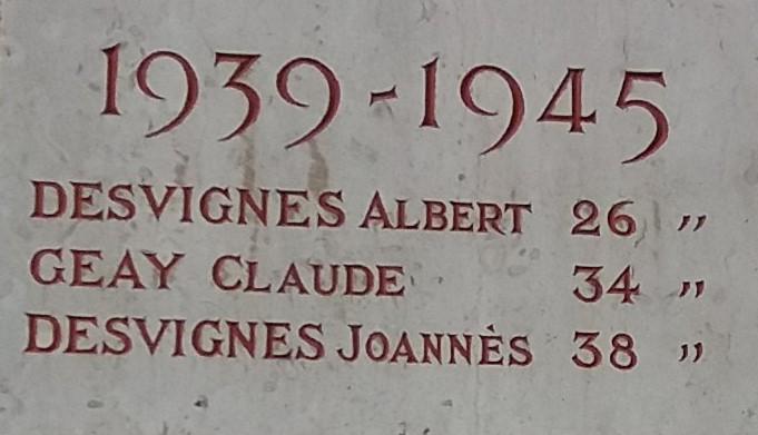 Monument aux morts st romain en jarez loire 15 1939 1945